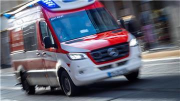 Ein Rettungswagen ist mit Blaulicht im Einsatz.