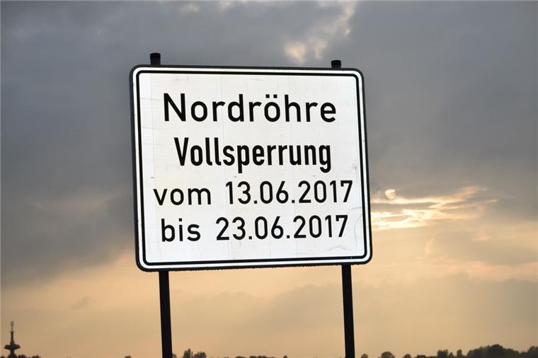 Verwirrung um Schilder am Wesertunnel: Wichtige Infos zur Sperrung Eins der vielen Schilder an der B437 in Richtung zum Wesertunnel. Vom 13. bis 23. Juni gucken Autofahrer vom Landkreis Cuxhaven aus in die Röhre.