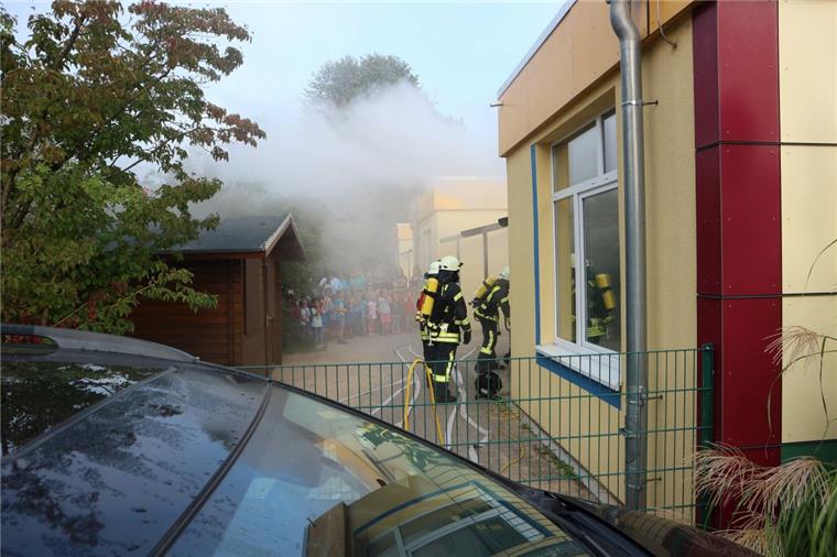 Übung in Geestland: Feuer bricht im Kindergarten aus Einsatz an der Kita Mittelfeldweg in Geestland: Die Kinder schauen gespannt zu.