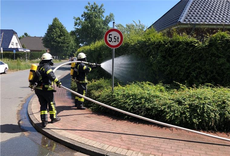 Hecke brennt in Langen Einsatz an der Stettiner Straße in Langen.