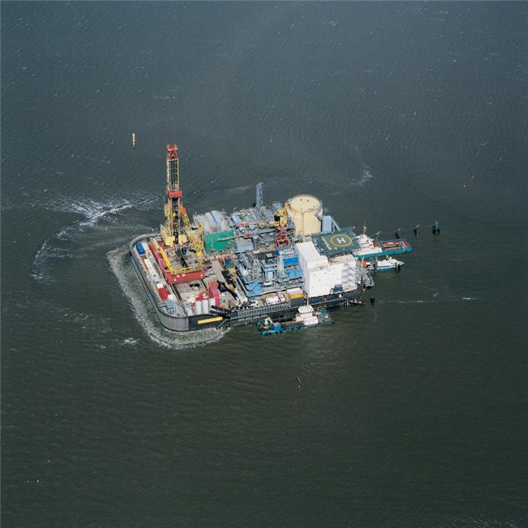 Bremerhavener Feuerwehr schickt Retter auf Öl-Bohrinsel Einsatz auf der Bohrinsel: Die Feuerwehr Bremerhaven schickte ein Spezialteam ins Wattenmeer.