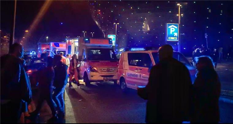 Silvester in Bremerhaven: 2019 mit großem Polizeiaufgebot Einsatz der Rettungskräfte während der Silvesternacht in Bremerhaven: Bei den Raketenangriffen waren Menschen verletzt worden. Als die Polizisten eingriffen, wurden auch sie mit Raketen beschossen.
