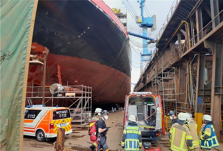 Bredo-Werft: Arbeiter stürzt acht Meter in die Tiefe Einsatz für die Feuerwehr auf der Bredo-Werft.
