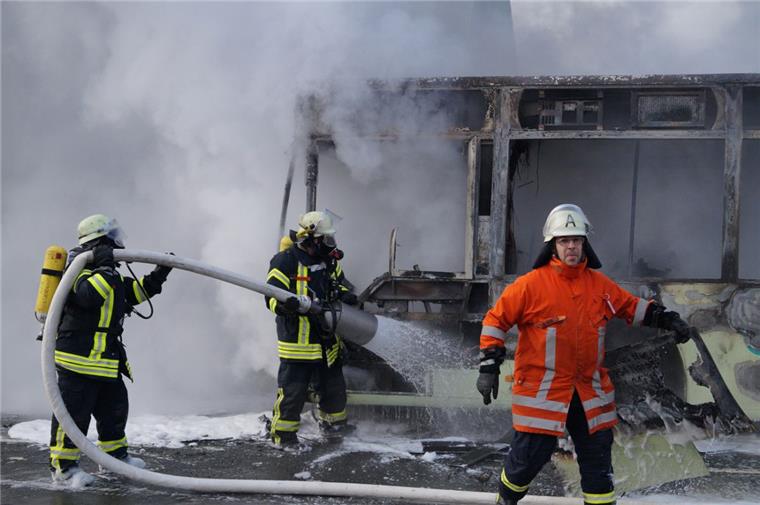 Bus in Elsfleth brennt völlig aus Einsatz für die Feuerwehr Elsfleth: Sie rückte einem brennenden Bus erst mit Wasser, dann mit Schaum zu Leibe.