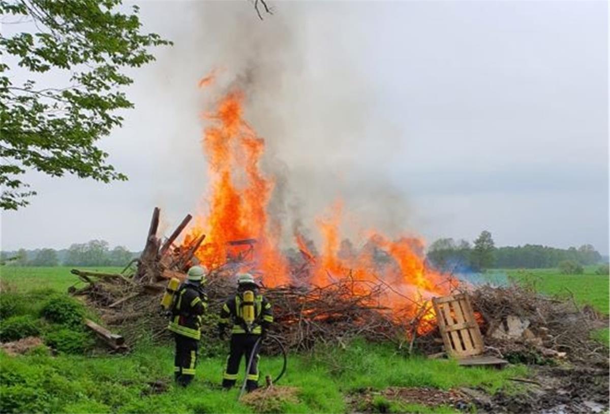 Gestrüpphaufen brennt in Wehdel Einsatz für die Feuerwehr in Wehdel.