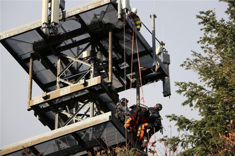 Höhenrettung am Funkturm in Bexhövede: 50-Jähriger stirbt Einsatz für die Höhenretter: Auf einem Funkturm in Bexhövede ist ein Arbeiter zusammengebrochen. Für den Mann kam jede Hilfe zu spät.