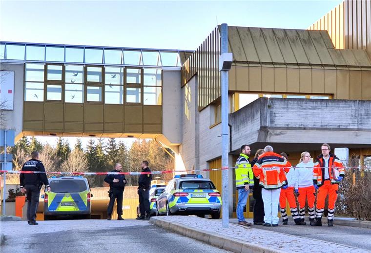Rottweil: Kunde sticht auf Jobcenter-Mitarbeiterin ein Einsatz für die Rettungskräfte am Jobcenter von Rottweil.