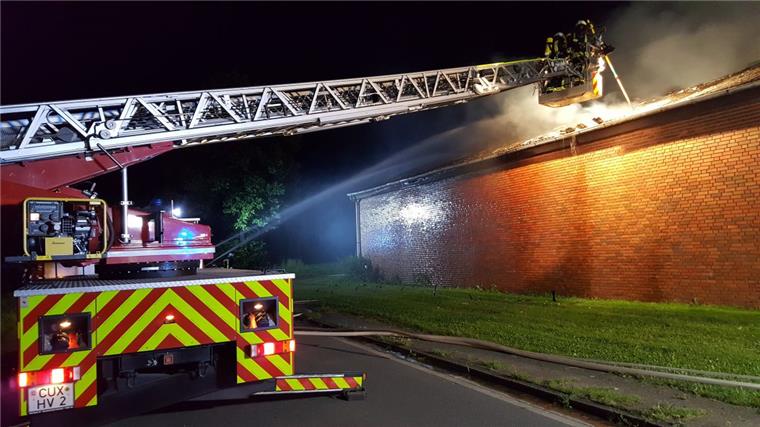 Großfeuer in Köhlen: 100 000 Euro Schaden Einsatz in der Nacht: Die Feuerwehr hat alle Hände voll zu tun, die Flammen unter Kontrolle zu bekommen, die da in einer Scheune an der Dorfstraße-Ost in den Himmel schlagen.
