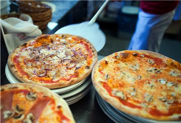  In einer Pizzeria in Berlin liegen am 10.02.2014 fertige Pizzen auf Tellern. 