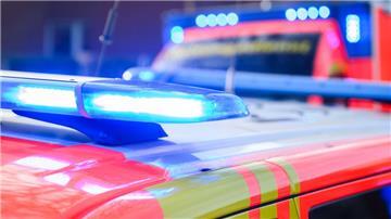 Blaulichter leuchten an einer Einsatzstelle auf einem Notarzt-Fahrzeug und einem Rettungswagen.