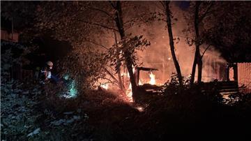 Einsatz mitten in der Nacht: Lichterloh brannte ein Gebäudeteil der alten Nerzfarm bei Loxstedt. Feuerwehrkräfte verhinderten eine Ausbreitung des Feuers.