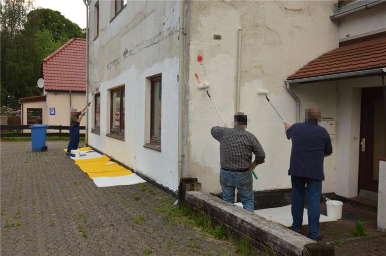 Schmierereien beseitigt: Hausbesitzer will Anzeige erstatten Einsatz zu später Stunde: Auch die Zeichnungen von männlichen Geschlechtsteilen an der Hausfassade waren rasch überstrichen.