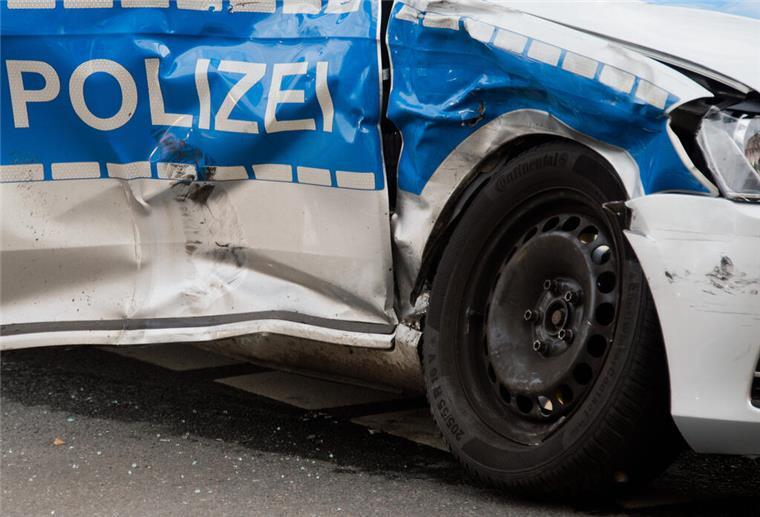 Niedersachsen: Mehr als 900 Unfälle mit Polizeiwagen im Jahr 2022 Die Beifahrertür eines Polizeifahrzeug ist nach einem Unfall stark verbeult.