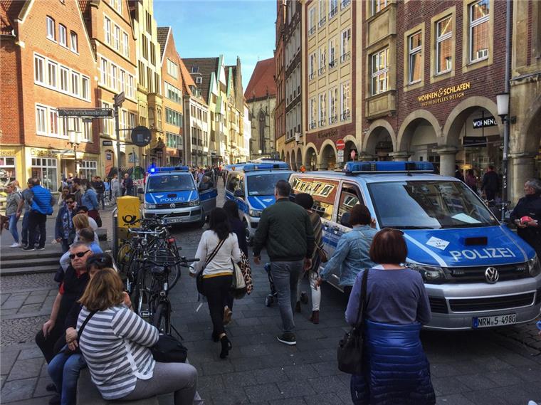 Tote und Verletzte bei Zwischenfall mit Fahrzeug in Münster Einsatzfahrzeuge der Polizei stehen in der Innenstadt. In Münster sind heute mehrere Menschen gestorben, als ein Auto in eine Menschenmenge fuhr.