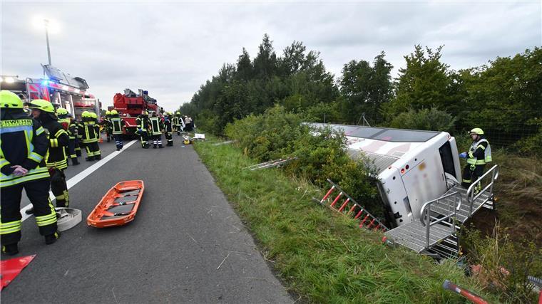 Kein Alkohol im Spiel bei Reisebus-Unfall Einsatzkräfte arbeiten am Samstagmorgen an der Unfallstelle von einem Reisebus.