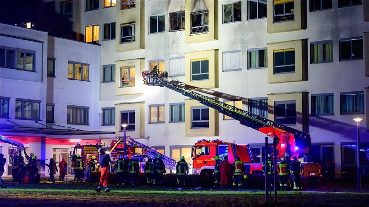Ein Toter und 22 Verletzte nach Brand in Krankenhaus Einsatzkräfte arbeiten beim Brand im Krankenhaus.