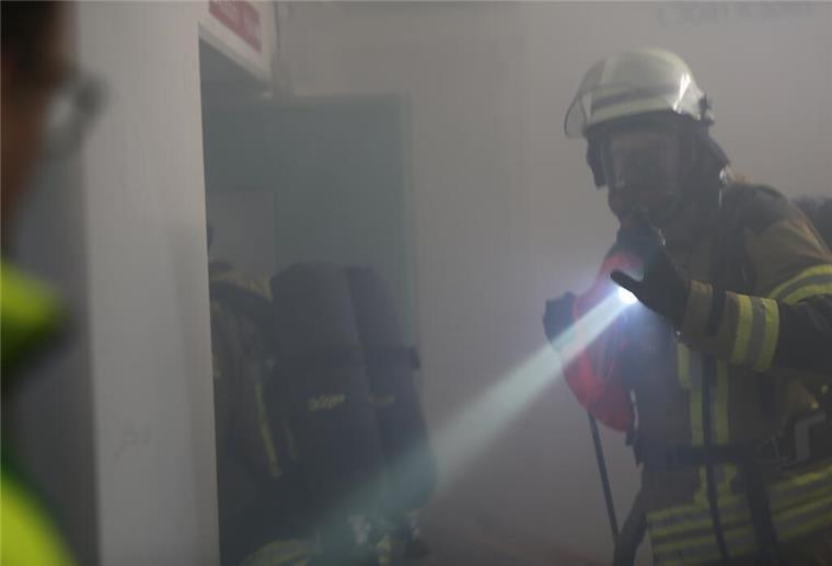 Feuerwehr Bremerhaven zieht Bilanz nach Großübung im Hafentunnel Einsatzkräfte auf dem Weg in den Hafentunnel.