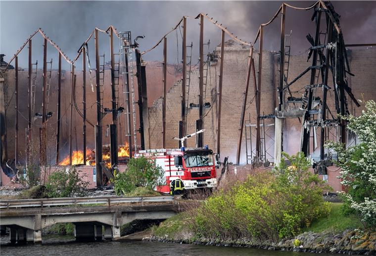 Nach Großbrand schneite es Asbest Einsatzkräfte beim Löschen des Großbrandes im Industriehafen im Stadtteil Gröpelingen.