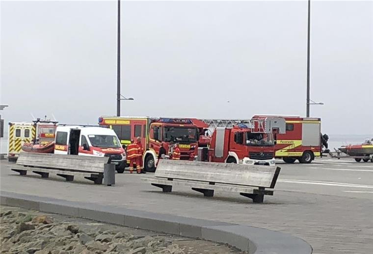Bremerhaven: Auto mit toter Person aus der Weser geborgen Feuerwehrfahrzeuge an der Seebäderkaje