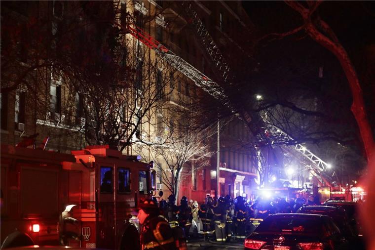 Schlimmster Brand seit Jahrzehnten: Zwölf Tote in New York Einsatzkräfte der Feuerwehr bekämpfen in New York einen Brand in einem Wohnhaus, bei dem mehrere Menschen ums Leben kamen.