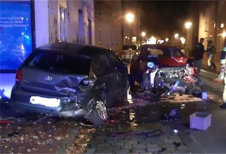Nächtliche Einsätze der Feuerwehr: Brand und Verkehrsunfall Ein zerstörtes Auto