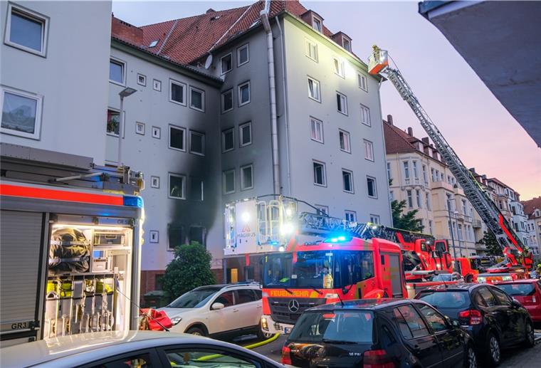 Hannover: Explosion in Wohnhaus - Acht Verletzte Einsatzkräfte der Feuerwehr kontrollieren ein Mehrfamilienhaus in Hannover nach einer Explosion.