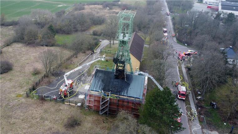Einsatzkräfte der Feuerwehr löschen den Brand in einem Salzbergwerk.
