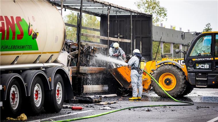 Sperrung nach tödlichem Lkw-Unfall auf der A2 Einsatzkräfte der Feuerwehr löschen die Ladung eines Sattelaufliegers.