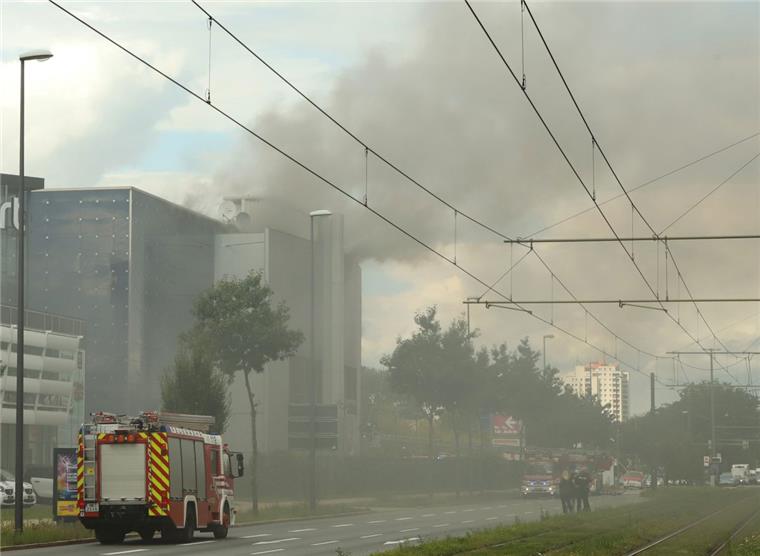 Brand im Kino am Weserpark in Bremen: Großeinsatz der Feuerwehr Einsatzkräfte der Feuerwehr löschen einen Brand in einem Kino am Bremer Weserpark.