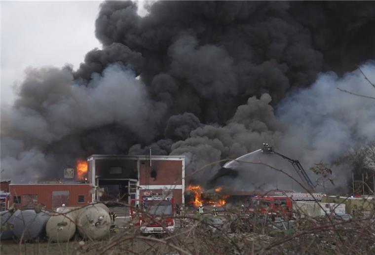 Syke: Großbrand bei einem Metallbetrieb Einsatzkräfte der Feuerwehr löschen einen Großbrand in Syke.