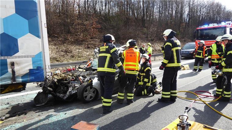 Mutter und achtjähriger Sohn sterben bei Unfall auf A7 Einsatzkräfte der Feuerwehr sind am Unfallort auf der Autobahn A7 nahe Göttingen.