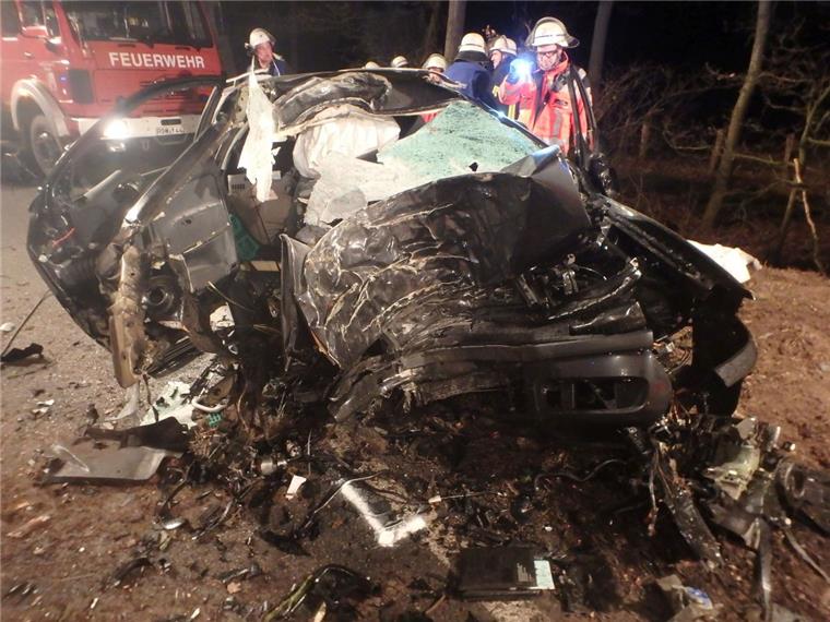 Tödlicher Unfall: 45-Jähriger rast frontal gegen Baum Einsatzkräfte der Feuerwehr Sittensen holten den 45-Jährigen mit schwerem Rettungsgerät aus dem Fahrzeugwrack. Doch für ihn kam jede Hilfe zu spät.