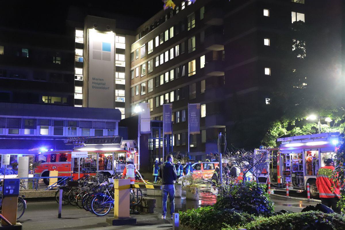 Düsseldorf: Patient (77) stirbt bei Brand in Krankenhaus Einsatzkräfte der Feuerwehr stehen nach einem Brand im Düsseldorfer Marien Hospital vor dem Krankenhaus.
