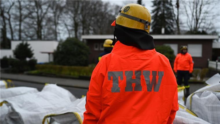 Bremerhavener Einsatzkräfte helfen im Kreis Oldenburg Einsatzkräfte der Feuerwehr und des Technischen Hilfswerks (THW).