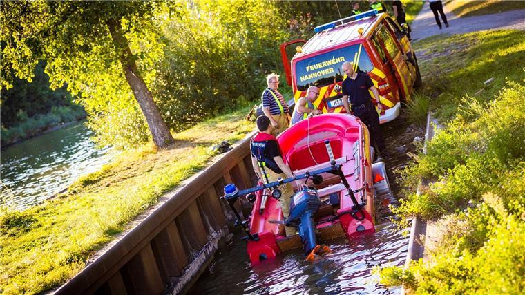 33-Jähriger ertrinkt in Mittellandkanal Einsatzkräfte der Feuerwehr ziehen ein Feuerwehrboot aus dem Mittellandkanal in Hannover-Vinnhorst.