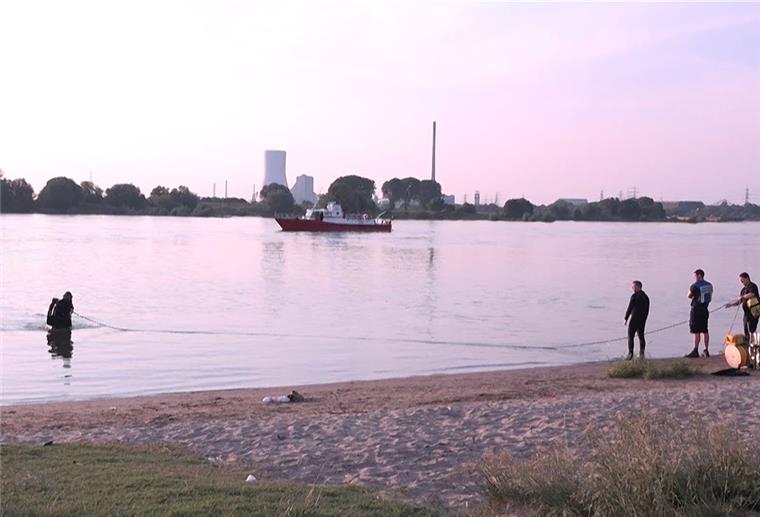 17-Jährige im Rhein ertrunken - Zwei weitere Mädchen vermisst Einsatzkräfte der Polizei, Feuerwehr und DRLG suchen im Rhein nach zwei vermissten Mädchen.
