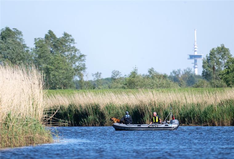 Polizei stellt erneute Suche nach vermisstem Arian ein Einsatzkräfte der Polizei fuhren bei der Suche nach dem vermissten Arian mit Spürhunden auf einem Schlauchboot über die Oste. Der sechs Jahre alte Arian aus Elm, einem Ortsteil von Bremervörde, bleibt weiter vermisst.