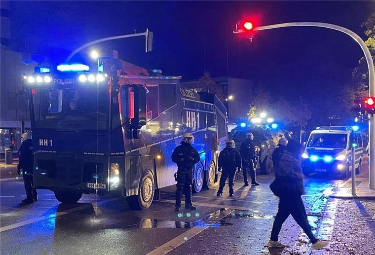 Einsatzkräfte der Polizei haben es in Hamburg-Harburg mit Randalierern zu tun.