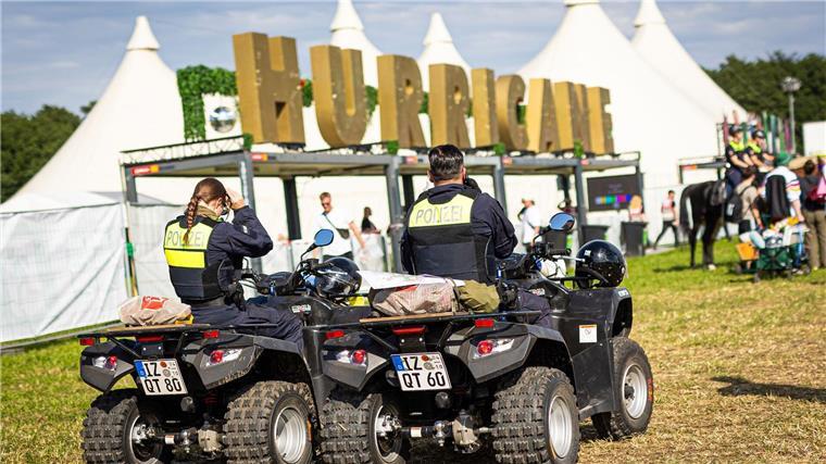 Einsatzkräfte der Polizei patrouillieren mit Quads auf dem Gelände.