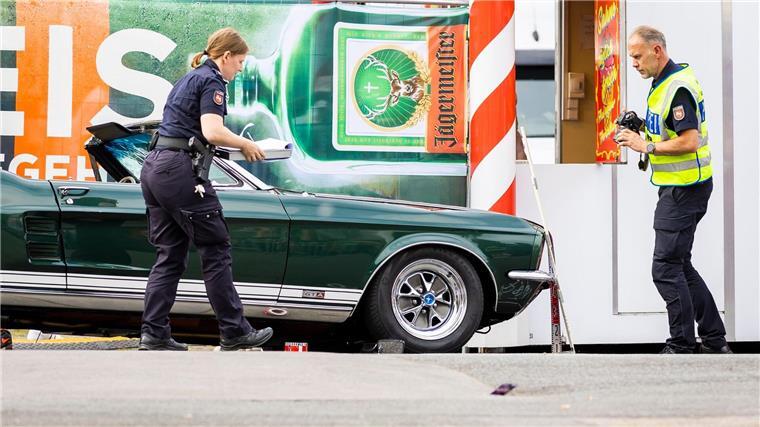 Fahrer bei Unfall auf Autoshow leicht alkoholisiert Einsatzkräfte der Polizei sichern auf dem Schützenplatz Spuren.