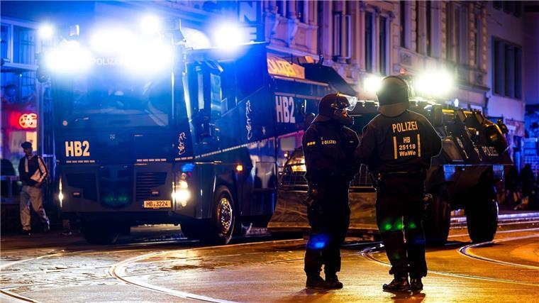 Einsatzkräfte der Polizei stehen in der Bremer Innenstadt.