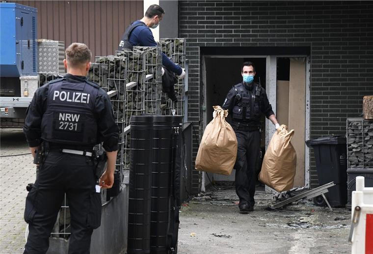 Einsatzkräfte durchsuchen ein Bürogebäude in Essen.