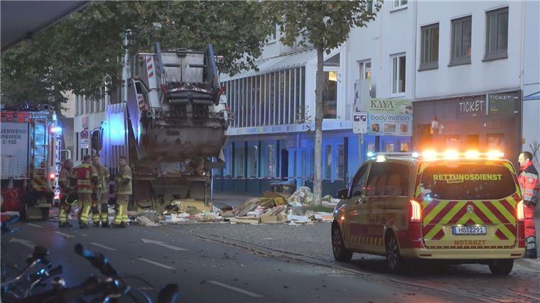 Einsatzkräfte haben einen leblosen Mann in einem Müllfahrzeug in Bremen entdeckt. 