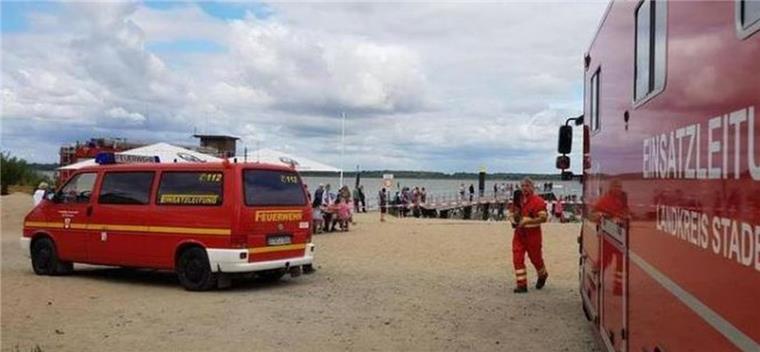 Feuerwehr und DLRG bergen zwei Leichen aus der Elbe Einsatzkräfte haben zwei Leichen aus der Elbe bei Krautsand geborgen.