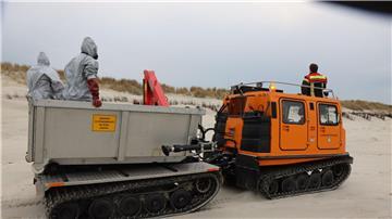 Einsatzkräfte in Schutzanzügen fahren bei einer Großübung über den Nordoststrand der Insel Wangerooge.