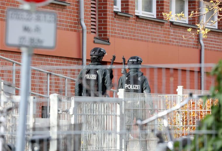Lehrerin an Hamburger Schule mit Schusswaffe bedroht, Verdächtige fliehen (Update 10) Einsatzkräfte kontrollieren das Gebiet der Stadtteilschule Blankenese. Die Polizei hat bestätigt, dass eine Lehrerin mit einer Schusswaffe bedroht worden ist.