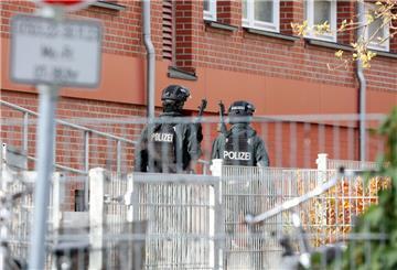 Einsatzkräfte kontrollieren das Gebiet der Stadtteilschule Blankenese. Die Polizei hat bestätigt, dass eine Lehrerin mit einer Schusswaffe bedroht worden ist.