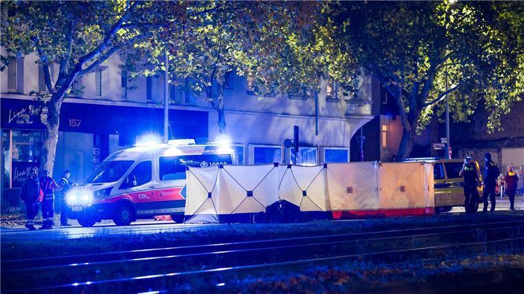 Tödliche Auseinandersetzung in Hannover – viele Fragen offen Einsatzkräfte sichern den Tatort.