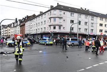 Einsatzkräfte stehen nahe einer Straßenbahn-Haltestelle, an der eine Seniorin in eine Menschenmenge gefahren war.