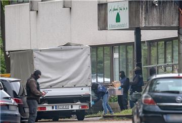 Einsatzkräfte tragen Kisten aus der Moschee der Al-Mustafa-Gemeinschaft in Bremen. Bundesinnenminister Seehofer hat ein Betätigungsverbot für die Hisbollah ausgesprochen.